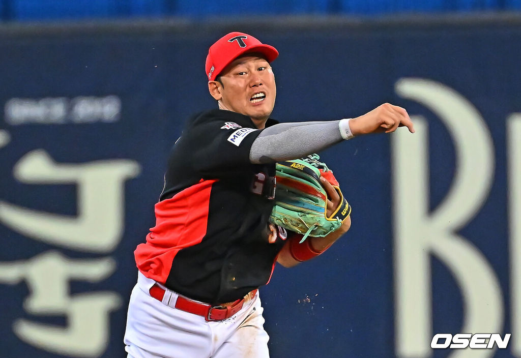 29일 대구삼성라이온즈파크에서 2026 신한 SOL KBO 리그 삼성 라이온즈와 KIA 타이거즈의 경기가 열렸다. 홈팀 삼성은 양창섭이, 방문팀 KIA는 시라카와가 선발 출전했다. KIA 타이거즈 하주석이 4회말 삼성 라이온즈 최형우의 안타성 타구를 몸을 날려 잡아 아웃시키고 있다. 2026.07.29 / foto0307@osen.co.kr