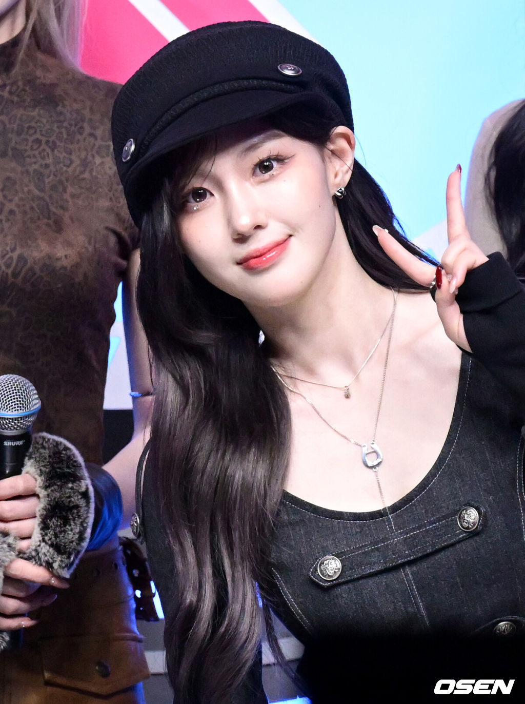 8일 오후 경기도 고양시 일산 MBC 드림센터에서 MBC every1, MBC M '쇼챔피언' 생방송이 진행됐다.이날 라인업에는 n.SSign(엔싸인), AmbiO, Baby DONT Cry, CSR(첫사랑), DIGNITY (디그니티), KINO, SLAY (슬레이), V01D(보이드), 라포엠 (LA POEM), 민지운(Min Jiwoon), 장한음(JANG HANEUM), 케플러 (Kep1er)가 이름을 올렸다.케플리 김채현이 취재진을 향해 포즈를 취하고 있다. 2026.04.08 /cej@osen.co.kr