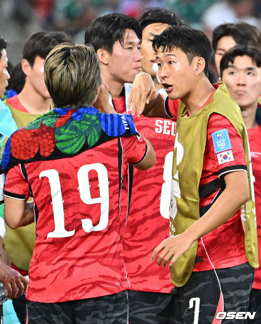 홍명보 감독이 이끄는 대한민국 축구대표팀은 25일(이하 한국시간) 오전 10시 멕시코 몬테레이 스타디움에서 개최된 2026 국제축구연맹(FIFA) 북중미 월드컵 조별리그 A조 최종전에서 남아프리카공화국에게 0-1 충격패를 당했다. 1승2패가 된 한국은 A조 3위로 밀리며 32강 자력진출에 실패했다. 한국은 나머지 조들의 상황을 따져보고 32강에 진출할 가능성은 남아있다.전반 하이드레이션 브레이크 때 대한민국 손흥민이 이강인에게 조언을 하고 있다. 2026.06.25 /sunday@osen.co.kr