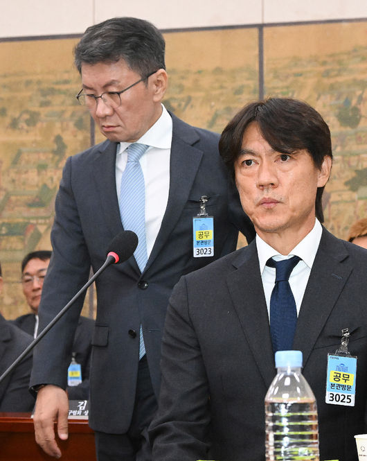30일 서울 여의도 국회에서 문화체육관광위원회의 대한축구협회 현안 관련 청문회가 진행됐다.이날 청문회에는 홍명보 전 대한민국 축구대표팀 감독과 정몽규 전 대한축구협회장이 참석했다.정몽규 전 대한축구협회장이 선서문을 전달한뒤 자리로 돌아가고 있다.   2026.07.30 / soul1014@osen.co.kr  사진=국회사진기자단