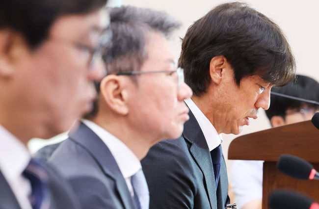 30일 서울 여의도 국회에서 문화체육관광위원회의 대한축구협회 현안 관련 청문회가 진행됐다.이날 청문회에는 홍명보 전 대한민국 축구대표팀 감독과 정몽규 전 대한축구협회장이 참석했다.홍명보 전 감독이 질문에 답하고 있다. 2026.07.30 / soul1014@osen.co.kr <사진=국회사진기자단>