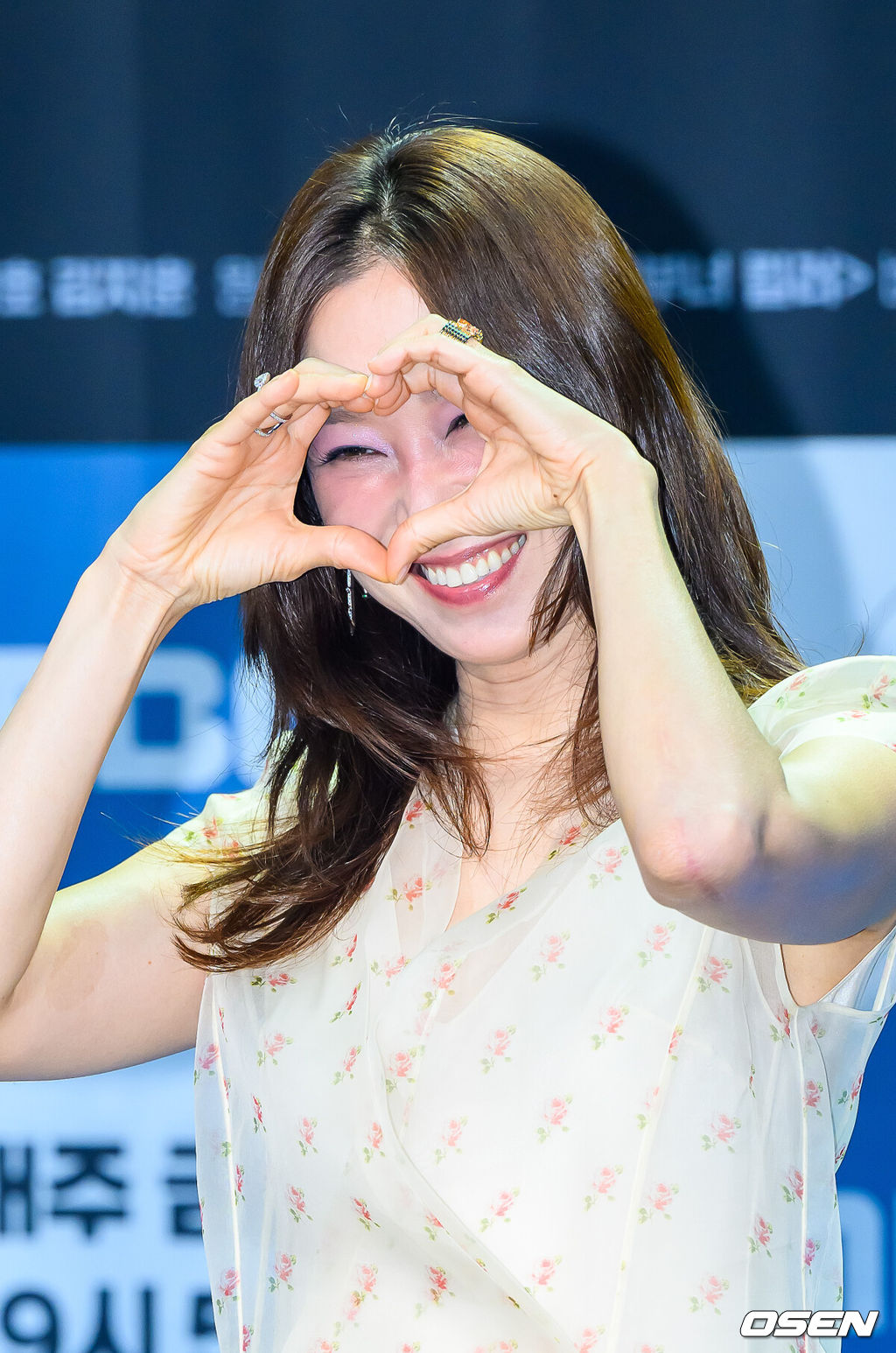 30일 오후 서울 상암동 MBC 골든마우스홀에서 MBC 금토드라마 ‘유부녀 킬러’ 제작발표회(감독 윤종호)가 진행됐다.‘유부녀 킬러’는 낮에는 사람을 처단하는 킬러, 밤에는 아이를 키우는 워킹맘의 이야기를 그린 웹툰을 원작으로 한 드라마로 이날 행사에는 공효진, 정준원, 이상이, 무진성, 최우성, 이은샘, 윤종호 감독이 참석했다.   배우 공효진이 포즈를 취하고 있다. 2026.07.30 / soul1014@osen.co.kr