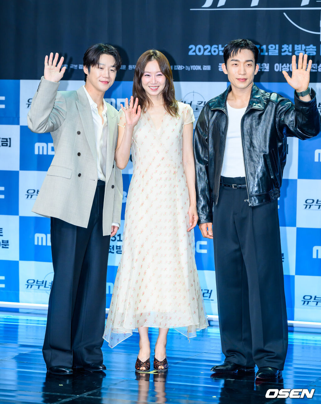 30일 오후 서울 상암동 MBC 골든마우스홀에서 MBC 금토드라마 ‘유부녀 킬러’ 제작발표회(감독 윤종호)가 진행됐다.‘유부녀 킬러’는 낮에는 사람을 처단하는 킬러, 밤에는 아이를 키우는 워킹맘의 이야기를 그린 웹툰을 원작으로 한 드라마로 이날 행사에는 공효진, 정준원, 이상이, 무진성, 최우성, 이은샘, 윤종호 감독이 참석했다. 배우 정준원과 공효진, 이상이가 포즈를 취하고 있다. 2026.07.30 / soul1014@osen.co.kr