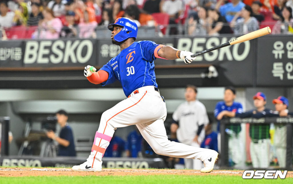 23일 오후 광주시 북구 광주기아챔피언스필드에서 2026 신한 SOL KBO리그 KIA 타이거즈와 한화 이글스의 경기가 진행됐다.이날 KIA는 시라카와를, 한화는 왕옌청을 선발투수로 내세웠다.6회초 무사 2,3루 한화 페라자가 희생플라이를 날리고 있다. 2026.07.23 / soul1014@osen.co.kr