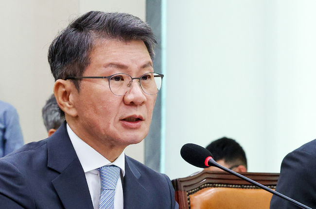 30일 서울 여의도 국회에서 문화체육관광위원회의 대한축구협회 현안 관련 청문회가 진행됐다.이날 청문회에는 홍명보 전 대한민국 축구대표팀 감독과 정몽규 전 대한축구협회장이 참석했다.정몽규 전 대한축구협회장이 질의에 답하고 있다. 2026.07.30 / soul1014@osen.co.kr <사진=국회사진기자단 제공>