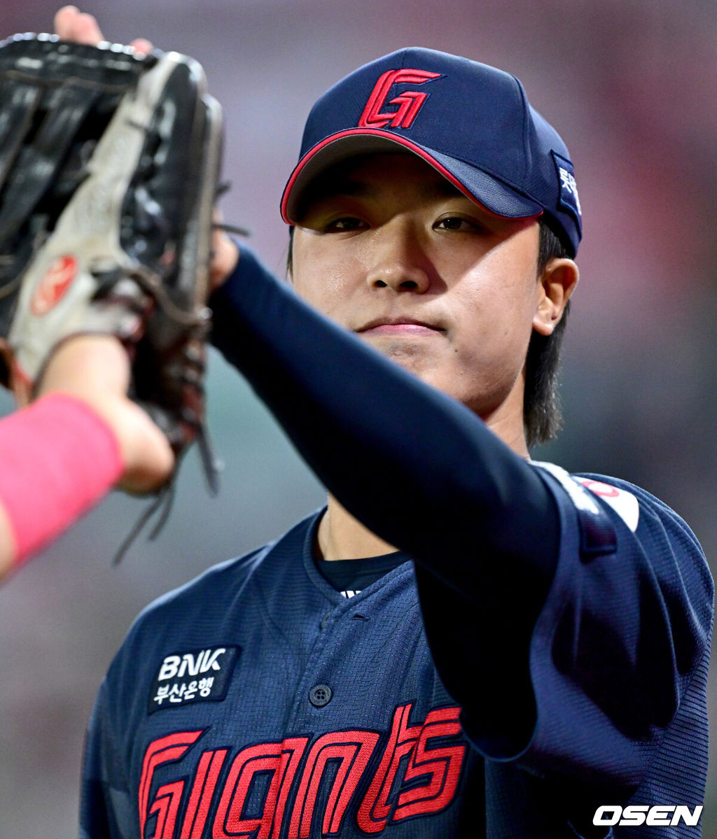 17일 인천 SSG랜더스필드에서 ‘2026 신한 SOL Bank KBO리그’ SSG 랜더스와 롯데 자이언츠의 경기가 열렸다.홈팀 SSG는 김건우, 방문팀 롯데는 박세웅을 선발로 내세웠다.8회말 SSG 공격을 무실점으로 막아낸 롯데 박정민이 더그아웃으로 향하며 동료들과 인사를 나누고 있다. 2026.06.17 / dreamer@osen.co.kr