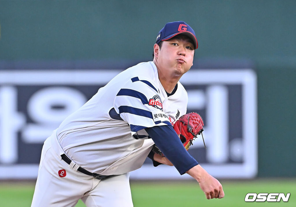 24일 부산 사직야구장에서 2026 신한 SOL KBO 리그 롯데 자이언츠와 KT 위즈의 경기가 열렸다. 홈팀 롯데는 나균안이, 방문팀 KT는 로건이 선발 출전했다.롯데 자이언츠 선발 투수 나균안이 역투하고 있다. 2026.07.24 / foto0307@osen.co.kr