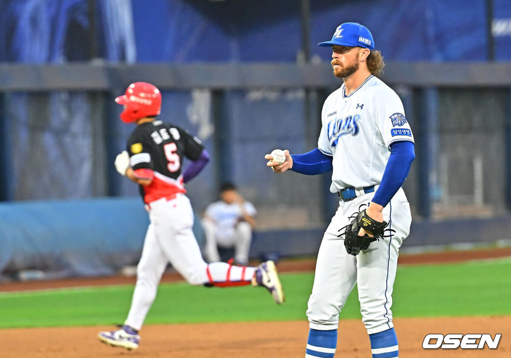 30일 대구삼성라이온즈파크에서 2026 신한 SOL KBO 리그 삼성 라이온즈와 KIA 타이거즈의 경기가 열렸다. 홈팀 삼성은 페덱이, 방문팀 KIA는 네일이 선발 출전했다. 삼성 라이온즈 페덱이 3회초 KIA 타이거즈 김도영에게 좌월 솔로 홈런을 맞고 아쉬워하고 있다. 2026.07.30 / foto0307@osen.co.kr