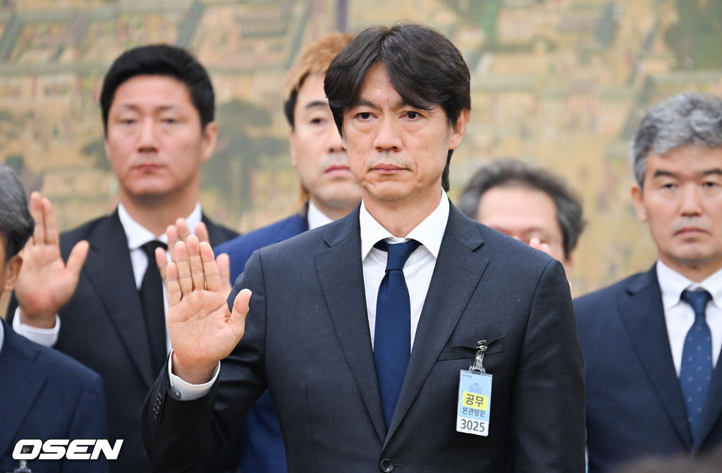 30일 서울 여의도 국회에서 문화체육관광위원회의 대한축구협회 현안 관련 청문회가 진행됐다.이날 청문회에는 홍명보 전 대한민국 축구대표팀 감독과 정몽규 전 대한축구협회장이 참석했다.홍명보 전 감독이 선서를 하고 있다. 2026.07.30 / soul1014@osen.co.kr  <사진=국회사진기자단>