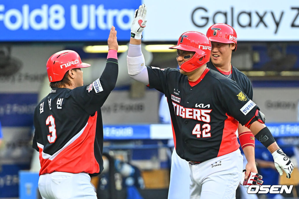 30일 대구삼성라이온즈파크에서 2026 신한 SOL KBO 리그 삼성 라이온즈와 KIA 타이거즈의 경기가 열렸다. 홈팀 삼성은 페덱이, 방문팀 KIA는 네일이 선발 출전했다. KIA 타이거즈 김태군이 2회초 무사 2,3루 좌월 3점 홈런을 치고 하이파이브를 하고 있다. 2026.07.30 / foto0307@osen.co.kr