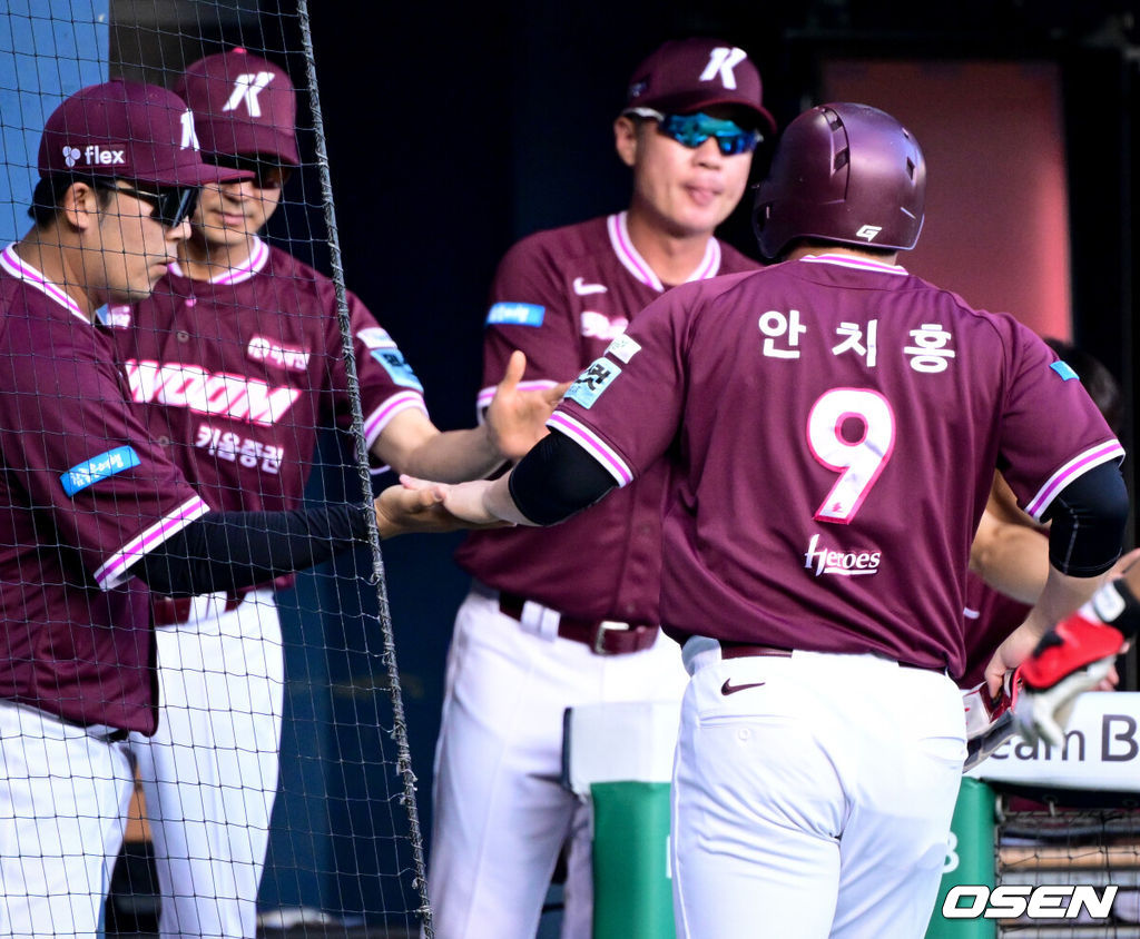 30일 서울 잠실야구장에서 2026 신한 SOL KBO리그 LG 트윈스와 키움 히어로즈의 경기가 열렸다.이날 LG는 임찬규, 키움은 안우진을 선발로 내세웠다. 1회초 2사 2,3루에서 키움 김건희의 2타점 2루타에 안치홍이 득점을 올린 뒤 설종진 감독의 환영을 받고 있다. 2026.07.30 /cej@osen.co.kr