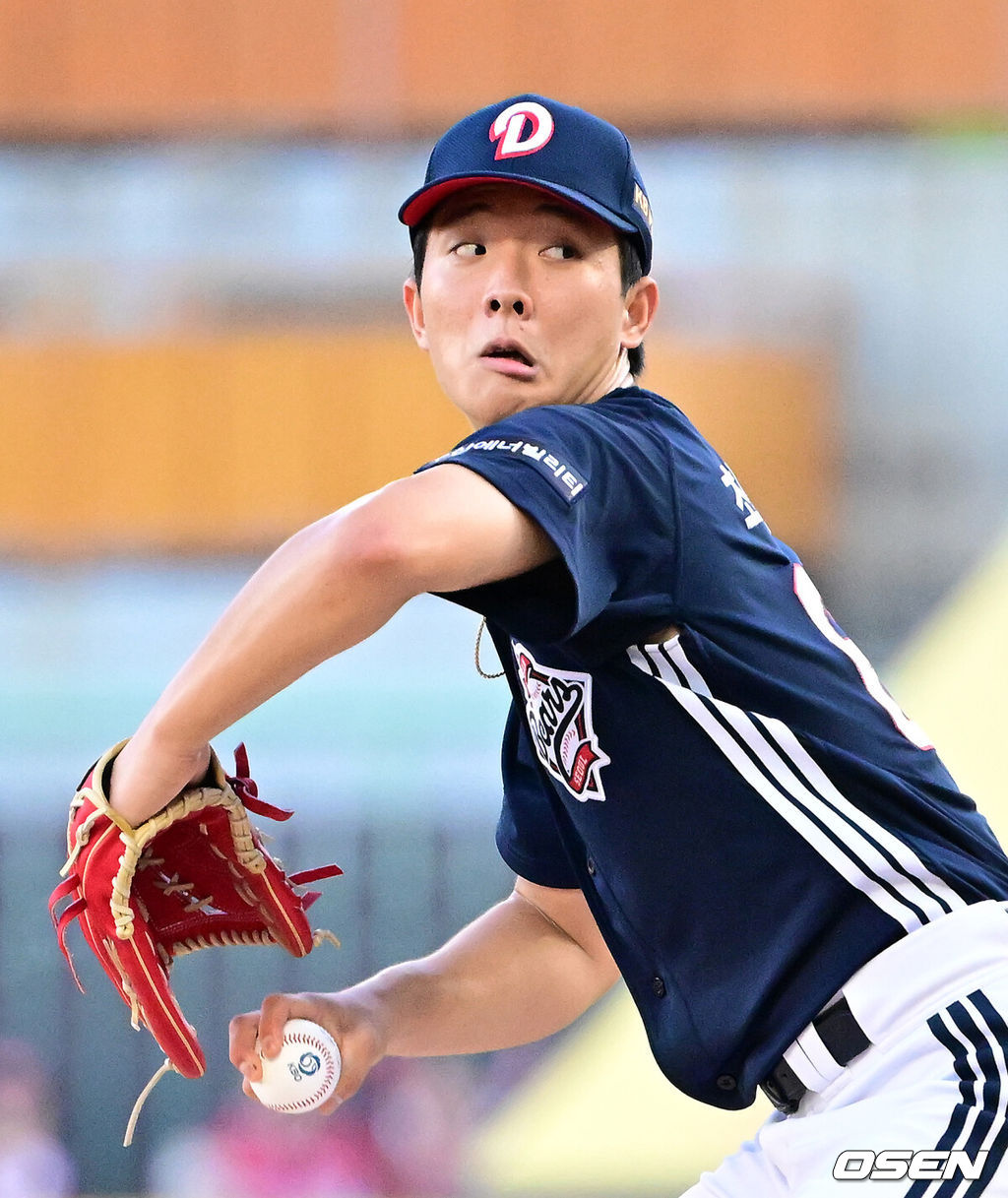 29일 인천SSG랜더스필드에서 2026 신한 SOL KBO리그 SSG 랜더스와 두산 베어스의 경기가 열렸다.SSG은 해치, 두산은 최민석을 선발로 내세웠다.1회말 두산 최민석이 역투하고 있다. 2026.07.30 / jpnews@osen.co.kr