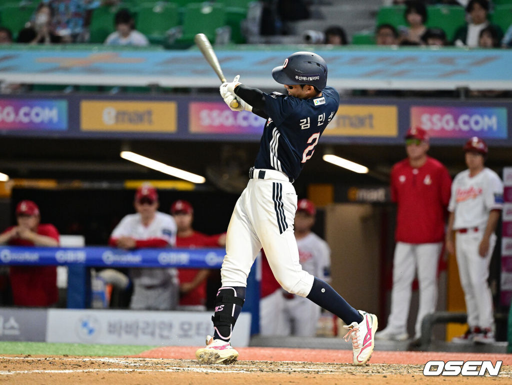29일 인천SSG랜더스필드에서 2026 신한 SOL KBO리그 SSG 랜더스와 두산 베어스의 경기가 열렸다.SSG은 해치, 두산은 최민석을 선발로 내세웠다.9회초 2사 1루에서 두산 김민석이 우전 안타를 날리고 있다. 2026.07.30 / jpnews@osen.co.kr