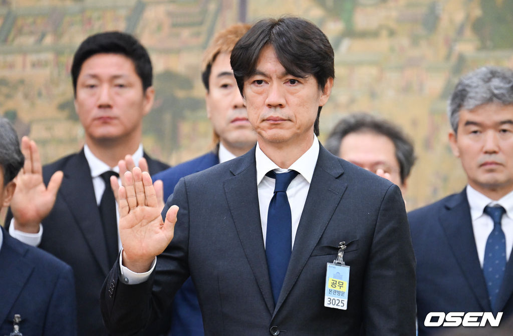 30일 서울 여의도 국회에서 문화체육관광위원회의 대한축구협회 현안 관련 청문회가 진행됐다.이날 청문회에는 홍명보 전 대한민국 축구대표팀 감독과 정몽규 전 대한축구협회장이 참석했다.홍명보 전 감독이 선서를 하고 있다. 2026.07.30 / soul1014@osen.co.kr  <사진=국회사진기자단>