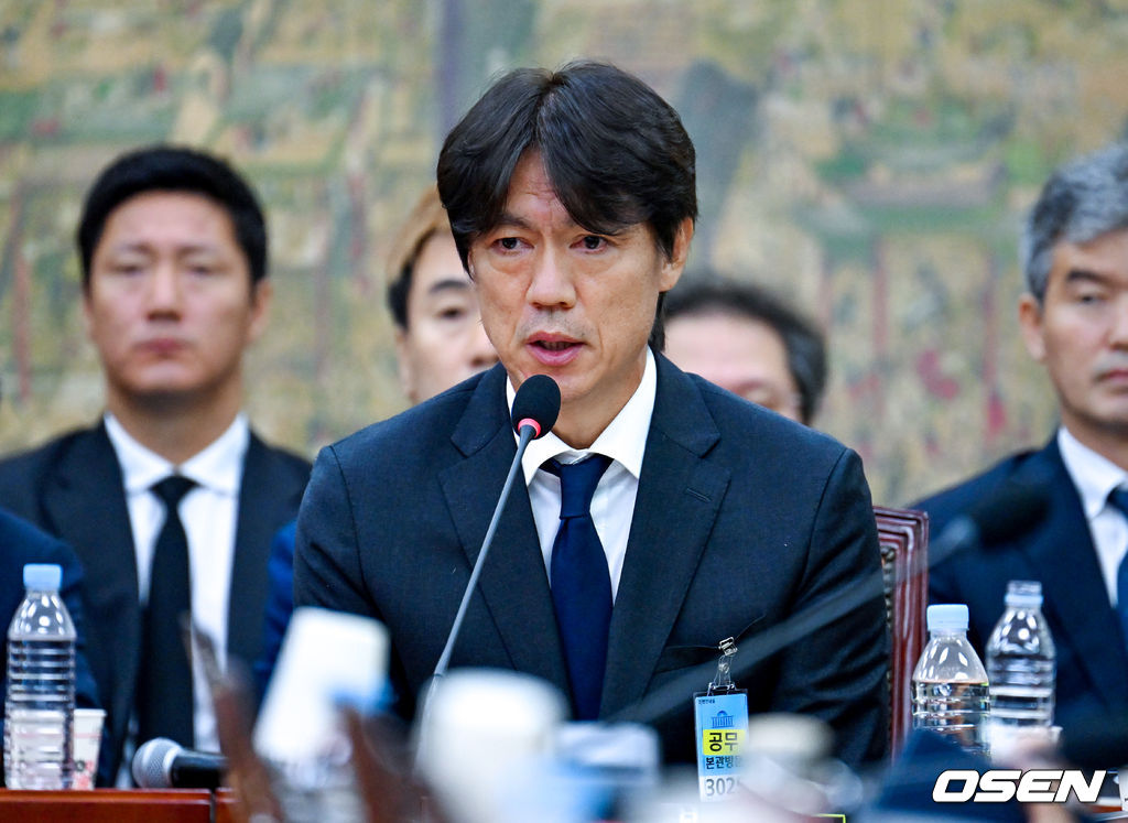 30일 서울 여의도 국회에서 문화체육관광위원회의 대한축구협회 현안 관련 청문회가 진행됐다.이날 청문회에는 홍명보 전 대한민국 축구대표팀 감독과 정몽규 전 대한축구협회장이 참석했다.홍명보 전 축구대표팀 감독이 질의에 답하고 있다.   2026.07.30 / soul1014@osen.co.kr  <사진=국회사진기자단>
