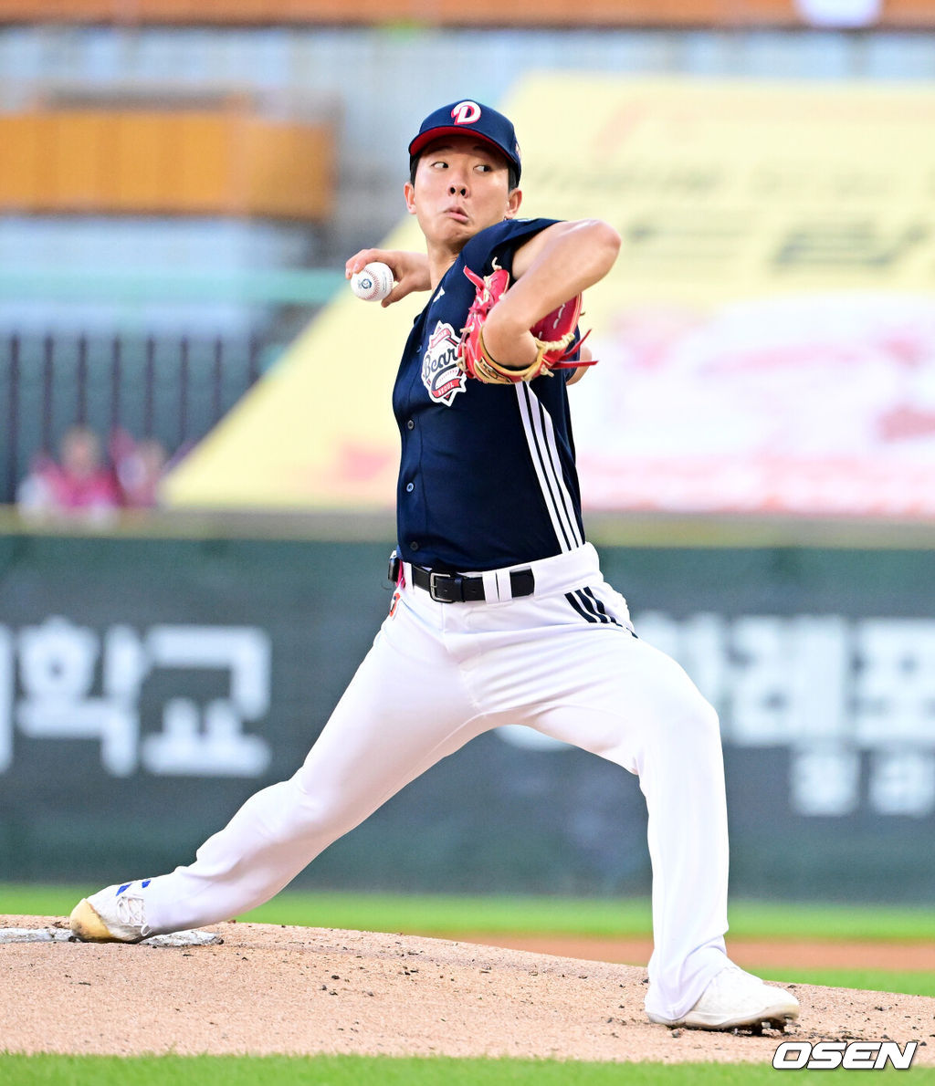 29일 인천SSG랜더스필드에서 2026 신한 SOL KBO리그 SSG 랜더스와 두산 베어스의 경기가 열렸다.SSG은 해치, 두산은 최민석을 선발로 내세웠다.1회말 두산 최민석이 역투하고 있다. 2026.07.30 / jpnews@osen.co.kr