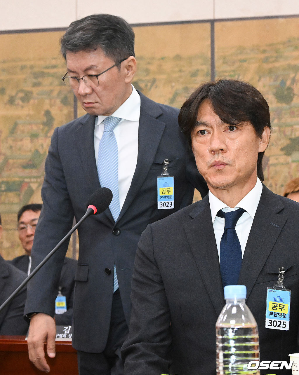 30일 서울 여의도 국회에서 문화체육관광위원회의 대한축구협회 현안 관련 청문회가 진행됐다.이날 청문회에는 홍명보 전 대한민국 축구대표팀 감독과 정몽규 전 대한축구협회장이 참석했다.정몽규 전 대한축구협회장이 선서문을 전달한뒤 자리로 돌아가고 있다.   2026.07.30 / soul1014@osen.co.kr  사진=국회사진기자단