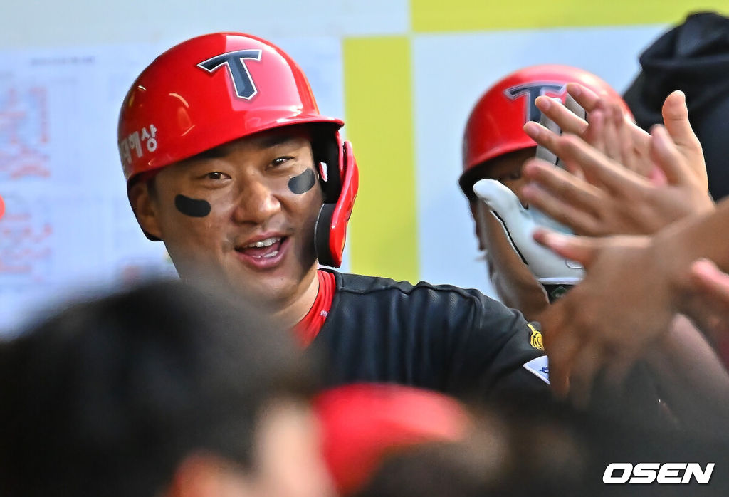 30일 대구삼성라이온즈파크에서 2026 신한 SOL KBO 리그 삼성 라이온즈와 KIA 타이거즈의 경기가 열렸다. 홈팀 삼성은 페덱이, 방문팀 KIA는 네일이 선발 출전했다. KIA 타이거즈 김태군이 2회초 무사 2,3루 좌월 3점 홈런을 치고 하이파이브를 하고 있다. 2026.07.30 / foto0307@osen.co.kr