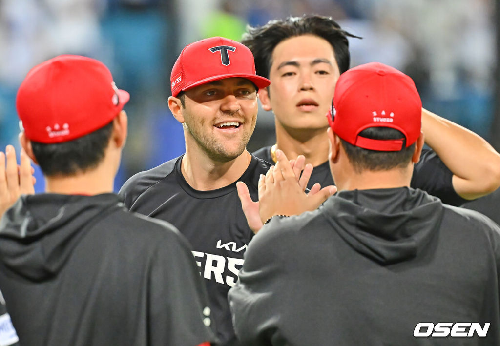 30일 대구삼성라이온즈파크에서 2026 신한 SOL KBO 리그 삼성 라이온즈와 KIA 타이거즈의 경기가 열렸다. 홈팀 삼성은 페덱이, 방문팀 KIA는 네일이 선발 출전했다. KIA 타이거즈 네일이 12-3으로 승리한 후 이범호 감독과 기쁨을 나누고 있다. 2026.07.30 / foto0307@osen.co.kr
