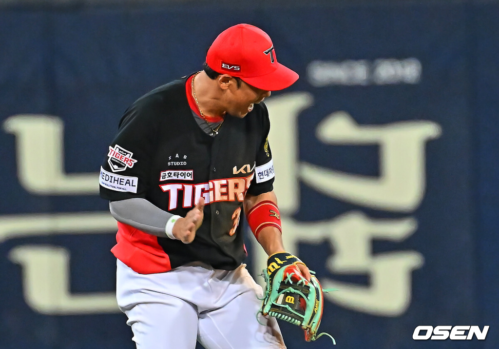 29일 대구삼성라이온즈파크에서 2026 신한 SOL KBO 리그 삼성 라이온즈와 KIA 타이거즈의 경기가 열렸다.홈팀 삼성은 양창섭이, 방문팀 KIA는 시라카와가 선발 출전했다.KIA 타이거즈 하주석이 4회말 삼성 라이온즈 최형우의 안타성 타구를 몸을 날려 잡아 아웃시키고 환호하고 있다. 2026.07.29 / foto0307@osen.co.kr