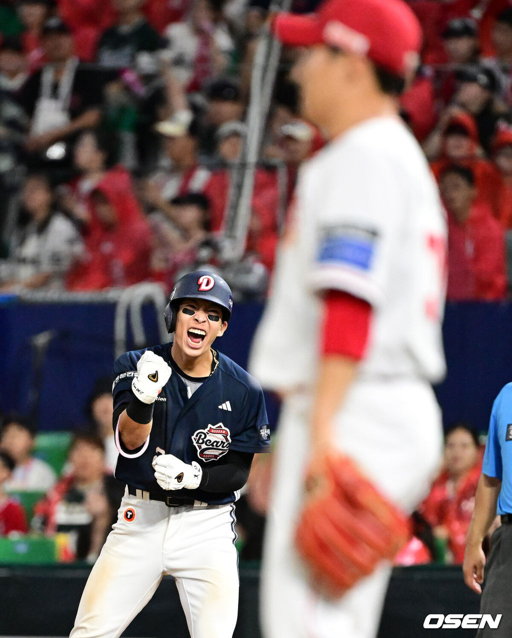 29일 인천SSG랜더스필드에서 2026 신한 SOL KBO리그 SSG 랜더스와 두산 베어스의 경기가 열렸다.SSG은 해치, 두산은 최민석을 선발로 내세웠다.8회초 1사 3루에서 두산 김민석이 역전 1타점 중전 적시타를 날리며 기뻐하고 있다. 2026.07.30 / jpnews@osen.co.kr