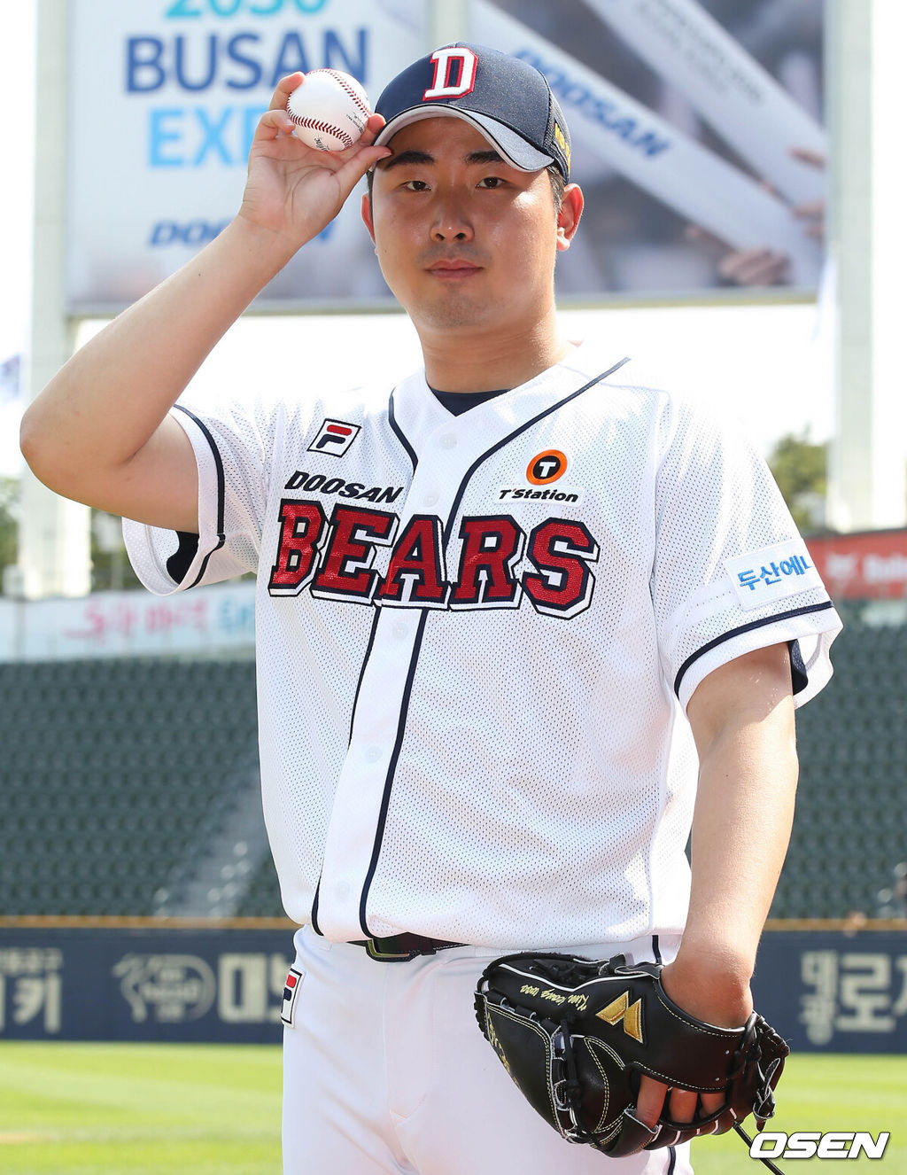 처음으로 두산 1군에 등록된 김정우가 11일 서울 잠실구장에서 열린 2023 신한은행 SOL KBO리그 두산 베어스와 KIA 타이거즈의 경기에 앞서 포즈를 취하고 있다. 김정우는 5월 25일 강진성과의 1대1 트레이드로 두산에 합류했다. 이적 후 퓨처스리그 2경기에 등판 3이닝 1피안타 3볼넷 무실점을 기록했다. 올해 퓨처스리그 성적은 16경기 2승 1패 4세이브 평균자책점 1.53를 기록했다. 2023.06.11 /cej@osen.co.kr