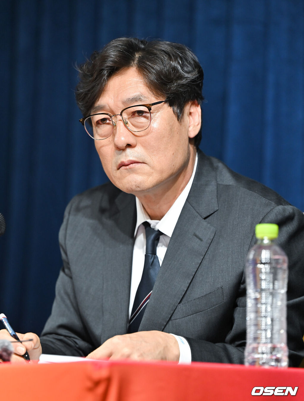 8일 오전 서울 종로구 축구구회관에서 이임생 기술이사 주재로 홍명보 축구대표팀 차기 감독 내정 관련 브리핑이 진행됐다. 대한축구협회는 지난 7일 차기 국가대표팀 감독으로 홍명보 프로축구 K리그1 울산 HD 감독을 내정했다. 난 2013년부터 2014년까지 대표팀을 이끌면서 2014 국제축구연맹(FIFA) 브라질 월드컵에 나섰던 홍 감독은 10년 만에 대표팀 감독으로 복귀하게 됐다.이임생 이사가 질문을 듣고 있다. 2024.07.08 / soul1014@osen.co.kr