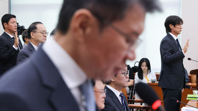 30일 서울 여의도 국회에서 문화체육관광위원회의 대한축구협회 현안 관련 청문회가 진행됐다.이날 청문회에는 홍명보 전 대한민국 축구대표팀 감독과 정몽규 전 대한축구협회장이 참석했다.홍명보 전 축구대표팀 감독이 증인 선서하고 있다.    2026.07.30 / soul1014@osen.co.kr  <사진=국회사진기자단>