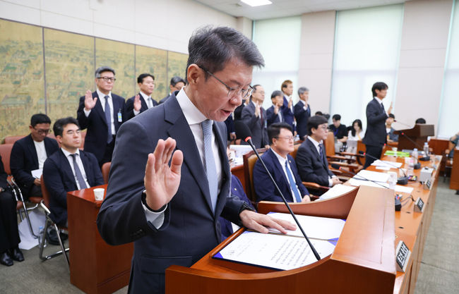 30일 서울 여의도 국회에서 문화체육관광위원회의 대한축구협회 현안 관련 청문회가 진행됐다.이날 청문회에는 홍명보 전 대한민국 축구대표팀 감독과 정몽규 전 대한축구협회장이 참석했다.정몽규 전 대한축구협회장이 증인 선서하고 있다.    2026.07.30 / soul1014@osen.co.kr  <사진=국회사진기자단>