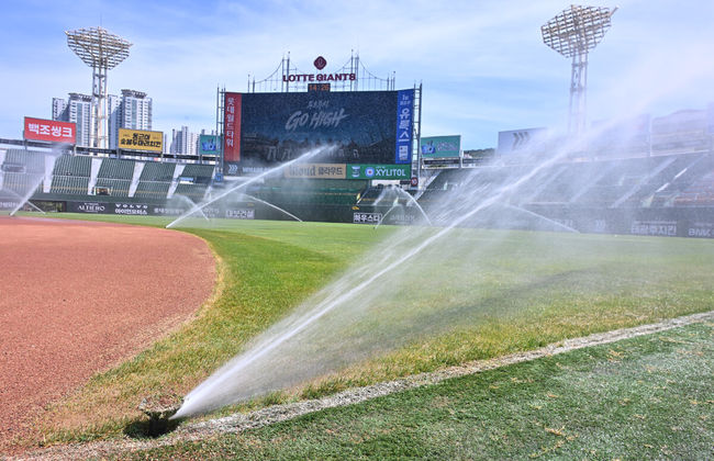 31일 부산 사직야구장에서 2026 신한 SOL KBO 리그 롯데 자이언츠와 삼성 라이온즈의 경기가 열린다. 홈팀 롯데는 김진욱이, 방문팀 삼성은 원태인이 선발 출전한다.폭염중대경보가 내려진 부산 사직야구장에 열기를 식히기 위해 스프링 쿨러가 가동돼 그라운드를 식히고 있다. 2026.07.31 / foto0307@osen.co.kr