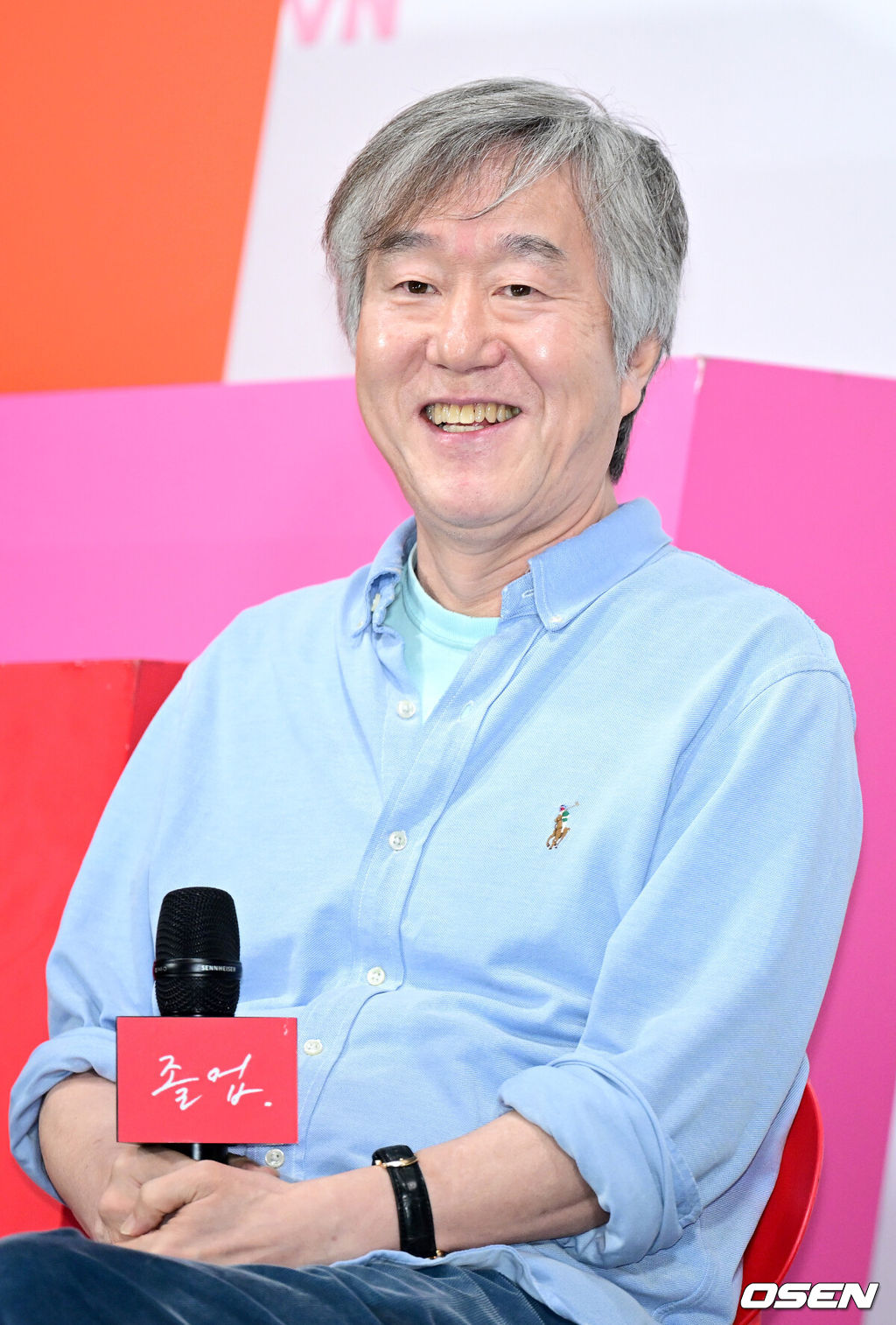 9일 오후 서울 신도림 라마다에서 tvN 새 토일드라마 ‘졸업’ 제작발표회가 열렸다.드라마 ‘졸업’(연출 안판석, 극본 박경화, 제작 스튜디오드래곤·(주)제이에스픽쳐스)은 스타 강사 서혜진(정려원 분)과 신입 강사로 나타난 발칙한 제자 이준호(위하준 분)의 설레고도 달콤한 미드나잇 로맨스를 그린다. 안판석 감독이 인사말을 전하고 있다. 2024.05.09 / dreamer@osen.co.kr