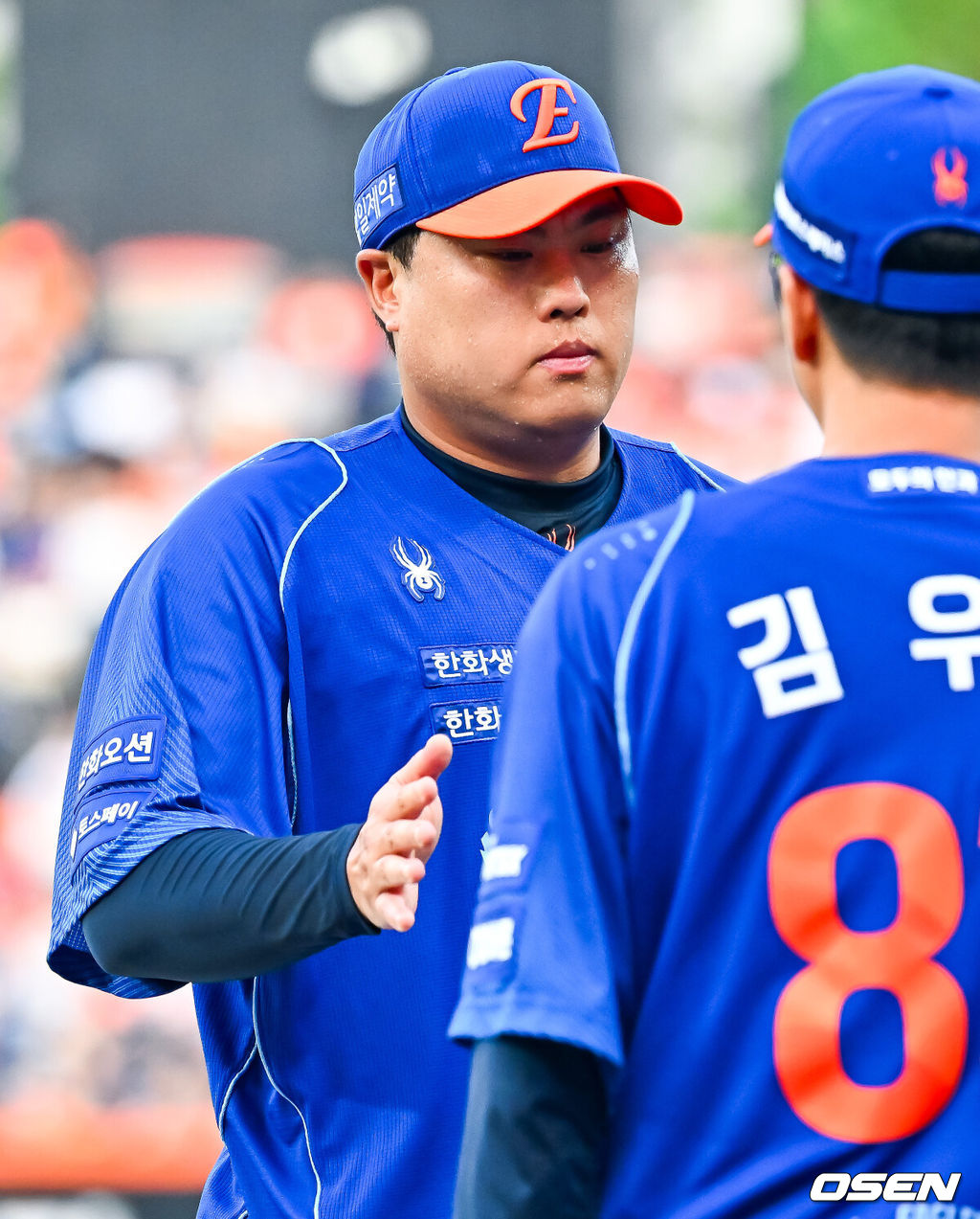 19일 대전 한화생명 볼파크에서 2026 신한 SOL KBO리그 한화 이글스와 키움 히어로즈의 경기가 열렸다.이날 한화는 류현진, 키움은 박준현이 선발로 나섰다.1회초를 마친 한화 선발 류현진이 덕아웃으로 향하며 하이파이브를 하고 있다. 2026.07.19 / rumi@osen.co.kr