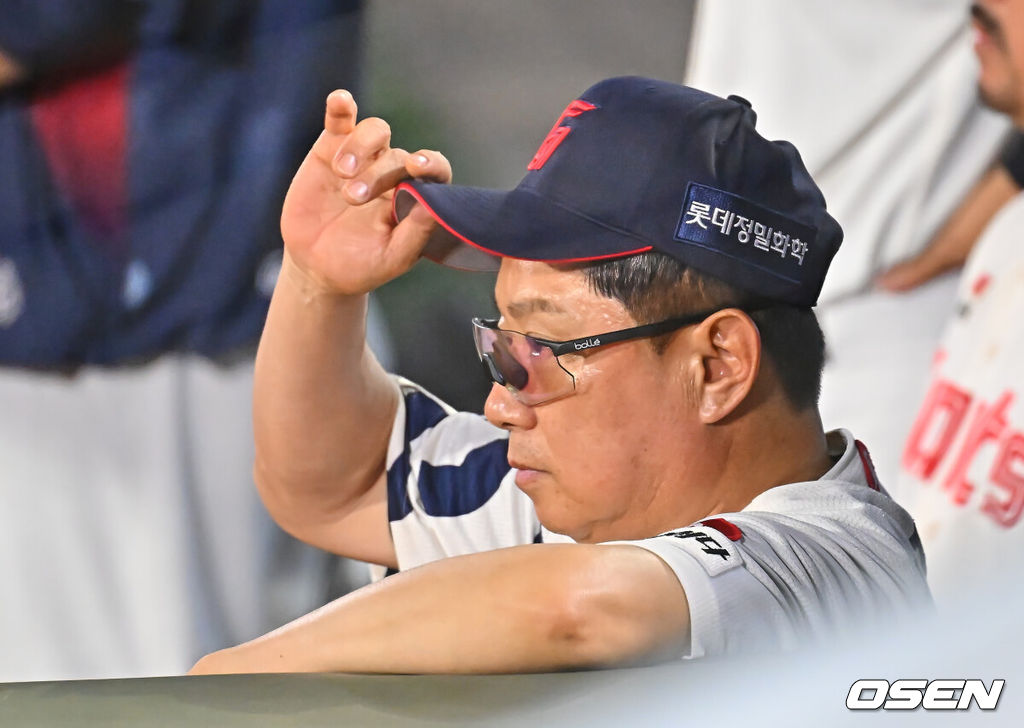 24일 부산 사직야구장에서 2026 신한 SOL KBO 리그 롯데 자이언츠와 KT 위즈의 경기가 열렸다. 홈팀 롯데는 나균안이, 방문팀 KT는 로건이 선발 출전했다.롯데 자이언츠 김태형 감독이 KT 위즈에 패색이 짙어지자 아쉬워하고 있다. 2026.07.24 / foto0307@osen.co.kr