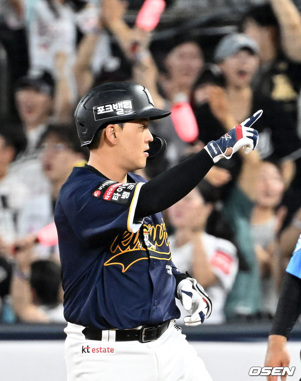 31일 수원 KT위즈파크에서 2026 신한 SOL KBO리그 KT 위즈와 한화 이글스의 경기가 열렸다.이날 KT는 소형준, 한화는 류현진을 선발로 내세웠다.6회말 1사 2,3루에서 KT 한승택이 우중간 2타점 적시타를 치고 환호하고 있다. 2026.07.31 /sunday@osen.co.kr