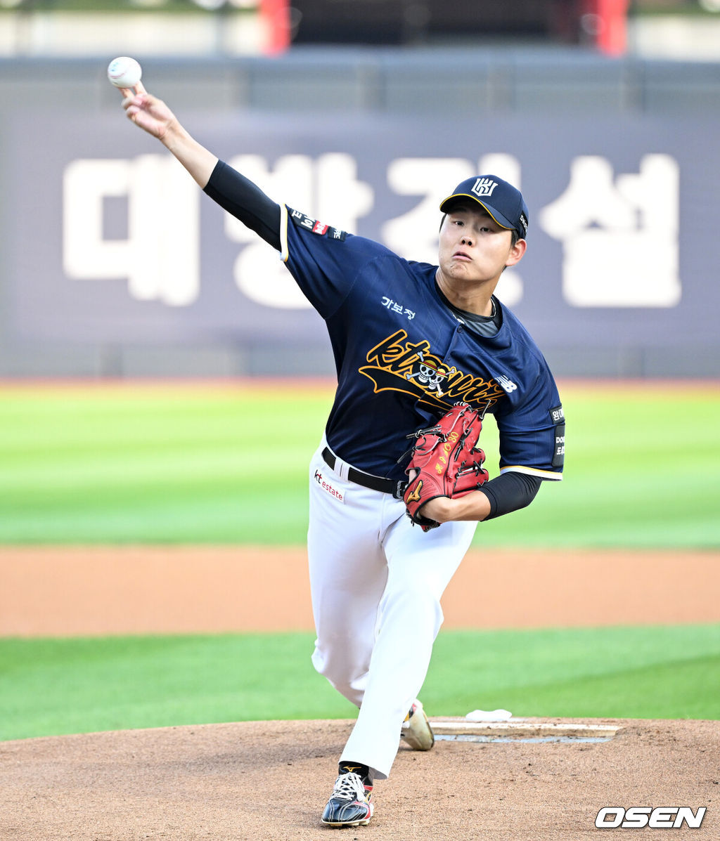 31일 수원 KT위즈파크에서 2026 신한 SOL KBO리그 KT 위즈와 한화 이글스의 경기가 열렸다.이날 KT는 소형준, 한화는 류현진을 선발로 내세웠다.1회초 무사에서 KT 선발투수 소형준이 역투하고 있다. 2026.07.31 /sunday@osen.co.kr