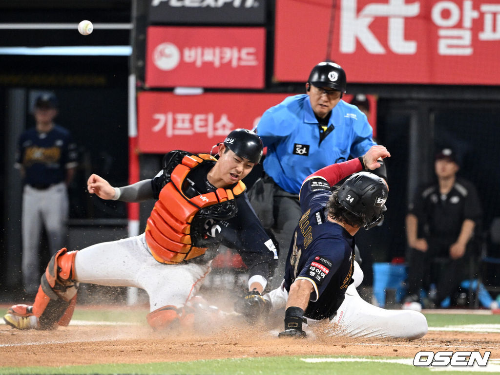 31일 수원 KT위즈파크에서 2026 신한 SOL KBO리그 KT 위즈와 한화 이글스의 경기가 열렸다.이날 KT는 소형준, 한화는 류현진을 선발로 내세웠다.4회말 1사 만루에서 KT 오윤석 희생플라이 때 태그업을 시도한 3루주자 힐리어드가 득점을 올리고 있다. 2026.07.31 /sunday@osen.co.kr