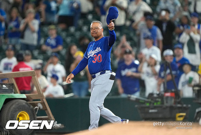 [사진] LA 다저스 데이브 로버츠 감독이 통산 1000승을 달성한 뒤 팬들에게 인사하고 있다. ⓒGettyimages(무단전재 및 재배포 금지)