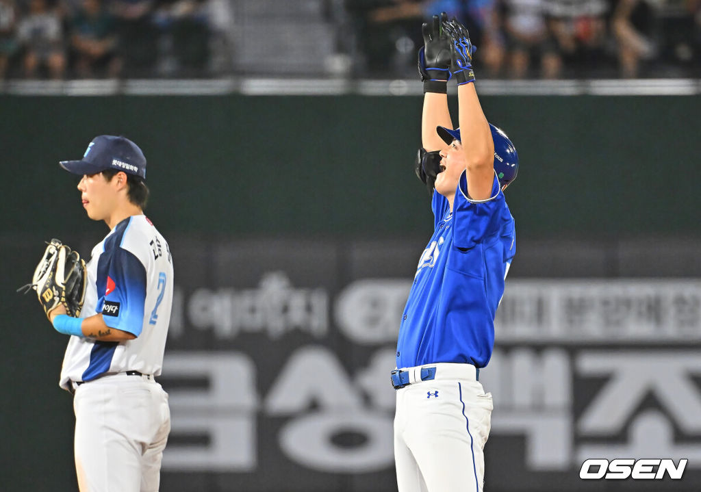 31일 부산 사직야구장에서 2026 신한 SOL KBO 리그 롯데 자이언츠와 삼성 라이온즈의 경기가 열렸다. 홈팀 롯데는 김진욱이, 방문팀 삼성은 원태인이 선발 출전했다.삼성 라이온즈 구자욱이 6회초 2사 만루 좌익수 왼쪽 2타점 2루타를 치고 세리머니를 하고 있다. 2026.07.31 / foto0307@osen.co.kr