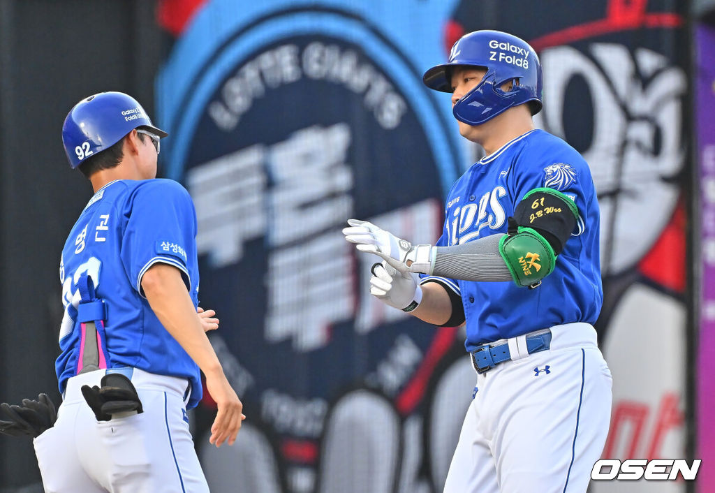 31일 부산 사직야구장에서 2026 신한 SOL KBO 리그 롯데 자이언츠와 삼성 라이온즈의 경기가 열렸다. 홈팀 롯데는 김진욱이, 방문팀 삼성은 원태인이 선발 출전했다.삼성 라이온즈 전병우가 2회초 2사 좌월 솔로 홈런을 치고 하이파이브를 하고 있다. 2026.07.31 / foto0307@osen.co.kr