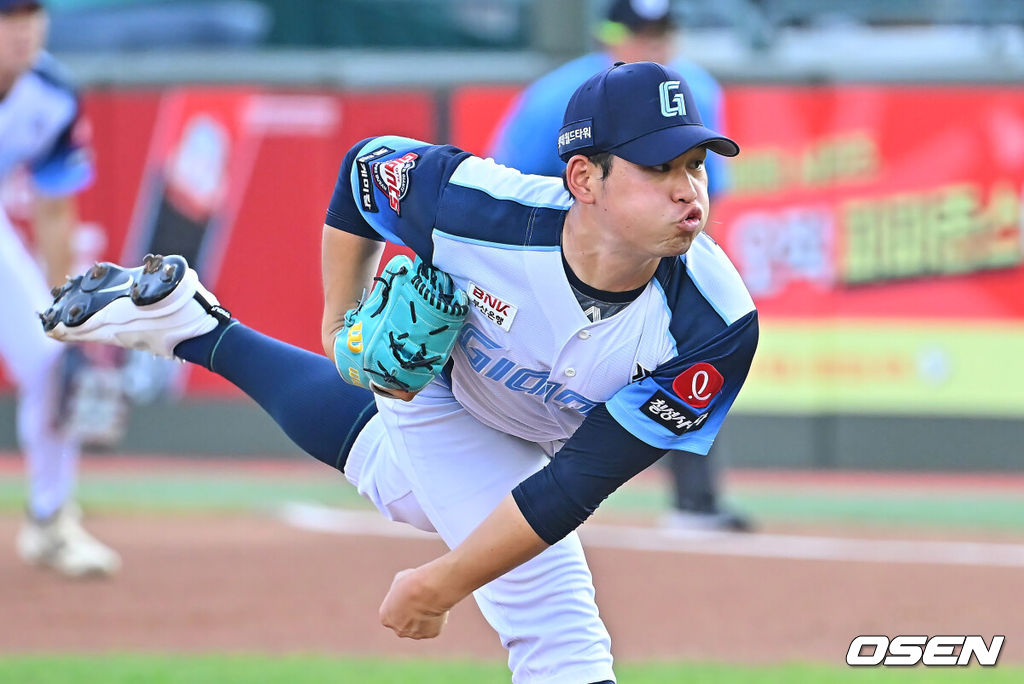 31일 부산 사직야구장에서 2026 신한 SOL KBO 리그 롯데 자이언츠와 삼성 라이온즈의 경기가 열렸다. 홈팀 롯데는 김진욱이, 방문팀 삼성은 원태인이 선발 출전했다.롯데 자이언츠 선발 투수 김진욱이 역투하고 있다. 2026.07.31 / foto0307@osen.co.kr