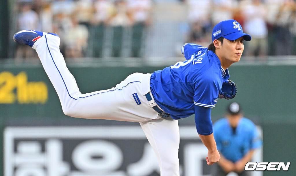 31일 부산 사직야구장에서 2026 신한 SOL KBO 리그 롯데 자이언츠와 삼성 라이온즈의 경기가 열렸다. 홈팀 롯데는 김진욱이, 방문팀 삼성은 원태인이 선발 출전했다.삼성 라이온즈 선발 투수 원태인이 역투하고 있다. 2026.07.31 / foto0307@osen.co.kr