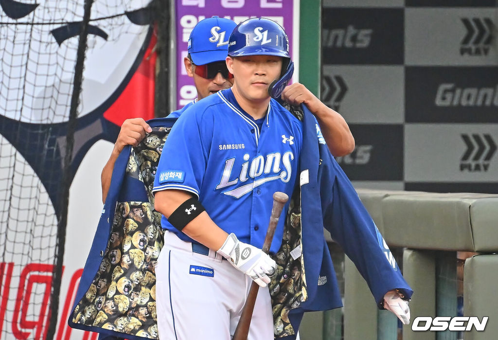 31일 부산 사직야구장에서 2026 신한 SOL KBO 리그 롯데 자이언츠와 삼성 라이온즈의 경기가 열렸다. 홈팀 롯데는 김진욱이, 방문팀 삼성은 원태인이 선발 출전했다.삼성 라이온즈 전병우가 2회초 2사 좌월 솔로 홈런을 치고 홈런 슈트를 입고 있다. 2026.07.31 / foto0307@osen.co.kr