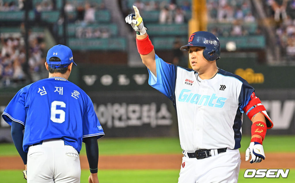 31일 부산 사직야구장에서 2026 신한 SOL KBO 리그 롯데 자이언츠와 삼성 라이온즈의 경기가 열렸다. 홈팀 롯데는 김진욱이, 방문팀 삼성은 원태인이 선발 출전했다.롯데 자이언츠 유강남이 4회말 2사 2루 중견수 앞 1타점 안타를 치고 세리머니를 하고 있다. 2026.07.31 / foto0307@osen.co.kr