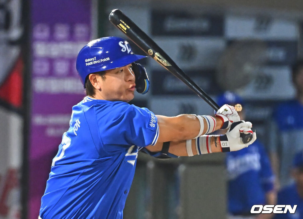 31일 부산 사직야구장에서 2026 신한 SOL KBO 리그 롯데 자이언츠와 삼성 라이온즈의 경기가 열렸다. 홈팀 롯데는 김진욱이, 방문팀 삼성은 원태인이 선발 출전했다.삼성 라이온즈 강민호가 6회초 1사 1,3루 중견수 앞 역전 1타점 안타를 치고 있다. 2026.07.31 / foto0307@osen.co.kr