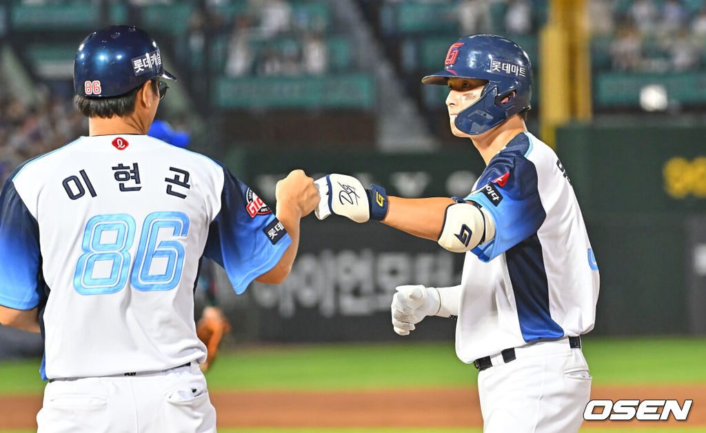 31일 부산 사직야구장에서 2026 신한 SOL KBO 리그 롯데 자이언츠와 삼성 라이온즈의 경기가 열렸다. 홈팀 롯데는 김진욱이, 방문팀 삼성은 원태인이 선발 출전했다.롯데 자이언츠 윤동희가 7회말 2사 2루 중견수 앞 1타점 안타를 치고 하이파이브를 하고 있다. 2026.07.31 / foto0307@osen.co.kr