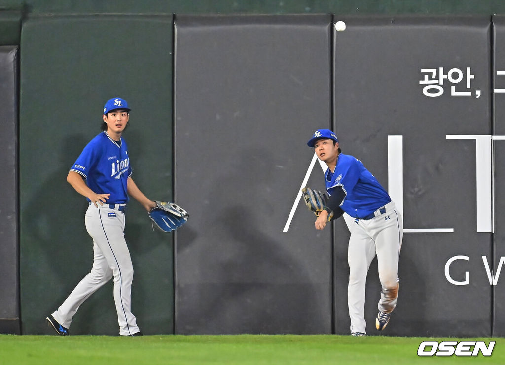 31일 부산 사직야구장에서 2026 신한 SOL KBO 리그 롯데 자이언츠와 삼성 라이온즈의 경기가 열렸다. 홈팀 롯데는 김진욱이, 방문팀 삼성은 원태인이 선발 출전했다.삼성 라이온즈 김현준이 8회말 무사 1루 롯데 자이언츠 김동혁의 타구를 잡아 아웃시키고 있다. 2026.07.31 / foto0307@osen.co.kr