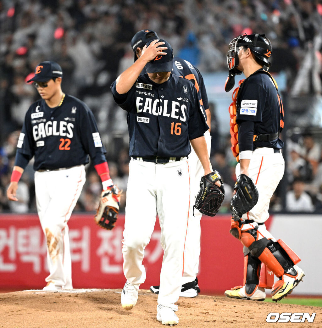 31일 수원 KT위즈파크에서 2026 신한 SOL KBO리그 KT 위즈와 한화 이글스의 경기가 열렸다.이날 KT는 소형준, 한화는 류현진을 선발로 내세웠다.6회말 1사 2,3루에서 한화 이형범이 KT 한승택에게 우중간 2타점 적시타를 허용하고 마운드를 내려가고 있다. 2026.07.31 /sunday@osen.co.kr