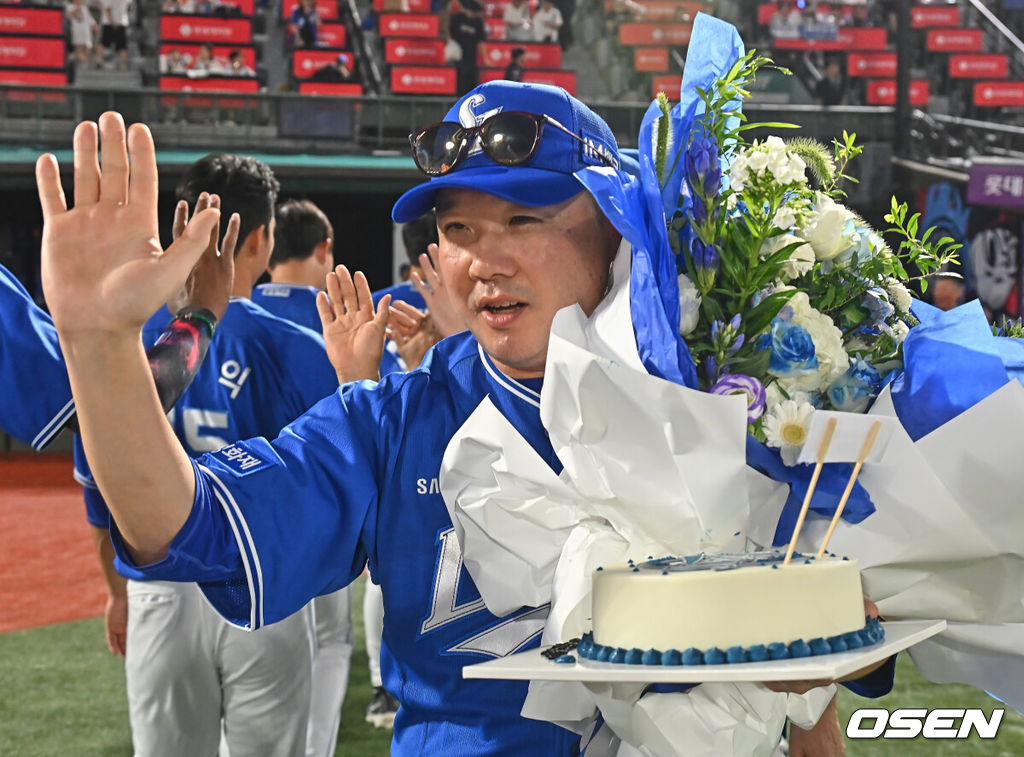 31일 부산 사직야구장에서 2026 신한 SOL KBO 리그 롯데 자이언츠와 삼성 라이온즈의 경기가 열렸다. 홈팀 롯데는 김진욱이, 방문팀 삼성은 원태인이 선발 출전했다.삼성 라이온즈 박진만 감독이 300승을 달성하고 선수들의 축하를 받고 있다. 2026.07.31 / foto0307@osen.co.kr