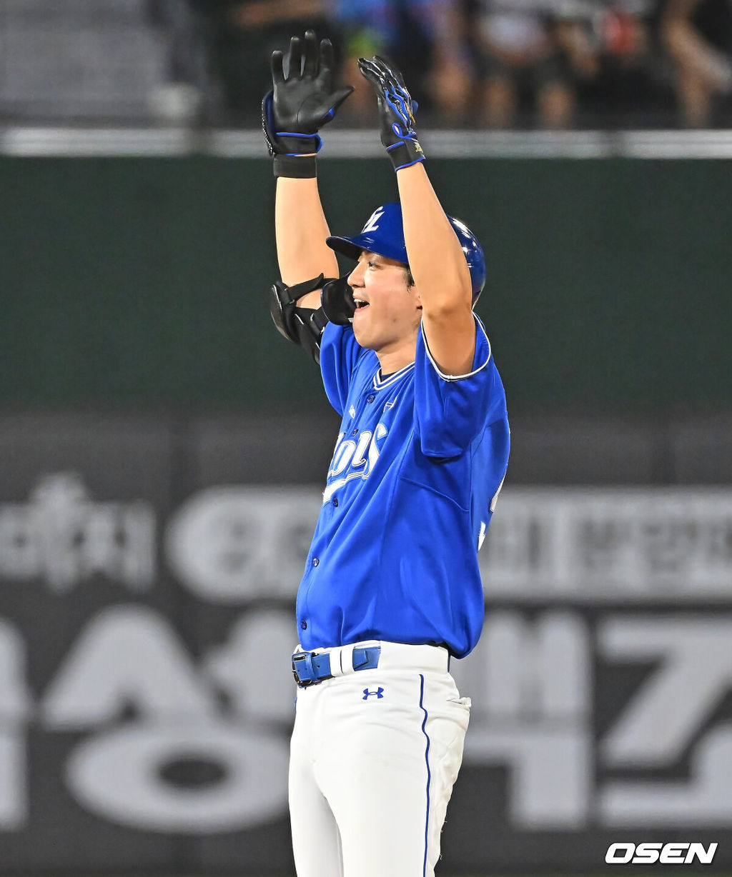 31일 부산 사직야구장에서 2026 신한 SOL KBO 리그 롯데 자이언츠와 삼성 라이온즈의 경기가 열렸다. 홈팀 롯데는 김진욱이, 방문팀 삼성은 원태인이 선발 출전했다.삼성 라이온즈 구자욱이 6회초 2사 만루 좌익수 왼쪽 2타점 2루타를 치고 세리머니를 하고 있다. 2026.07.31 / foto0307@osen.co.kr