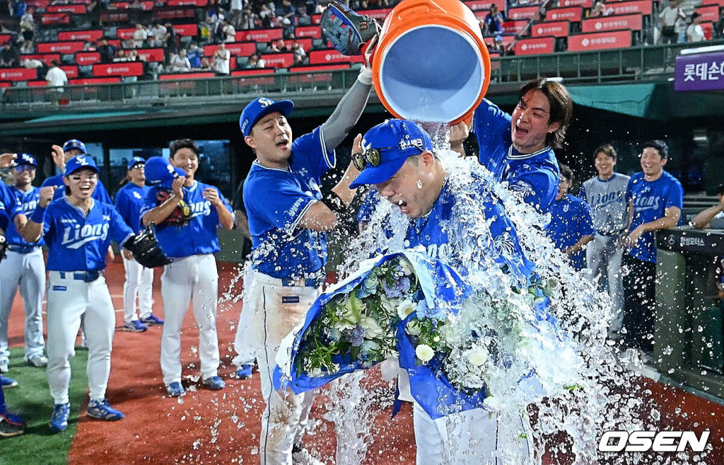 31일 부산 사직야구장에서 2026 신한 SOL KBO 리그 롯데 자이언츠와 삼성 라이온즈의 경기가 열렸다. 홈팀 롯데는 김진욱이, 방문팀 삼성은 원태인이 선발 출전했다.삼성 라이온즈 박진만 감독이 300승을 달성하고 선수들의 축하 물세례를 받고 있다. 2026.07.31 / foto0307@osen.co.kr